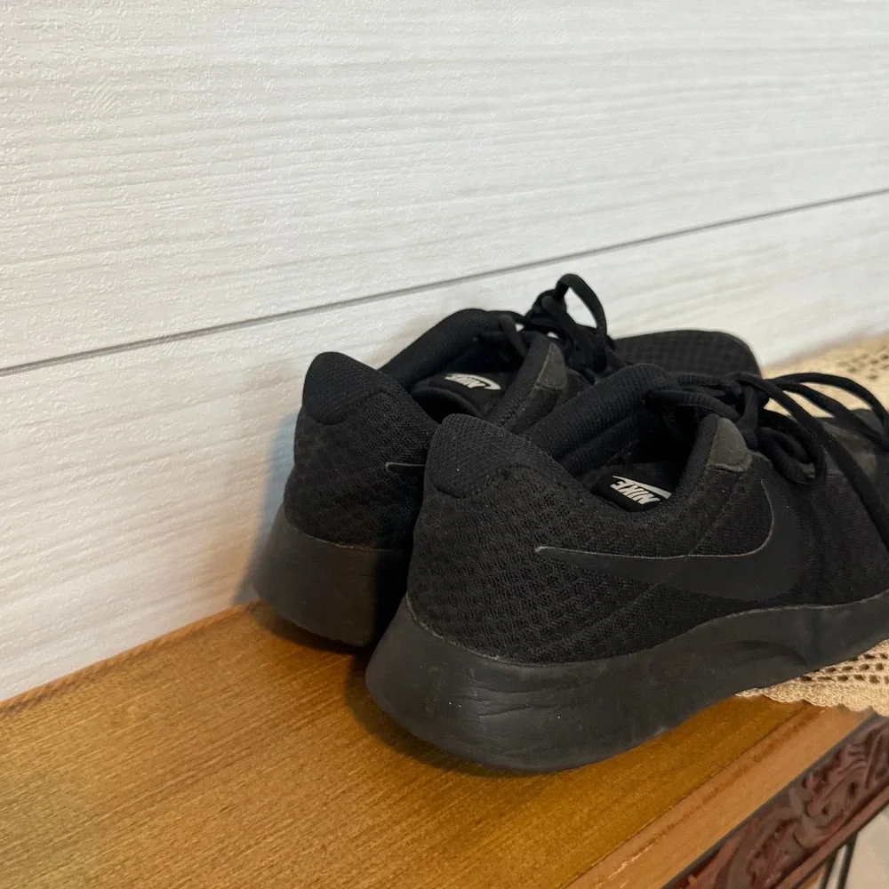 Nike Tanjun Triple Black Mesh Running Shoes Womens 8 812654-001 Athleisure Wear